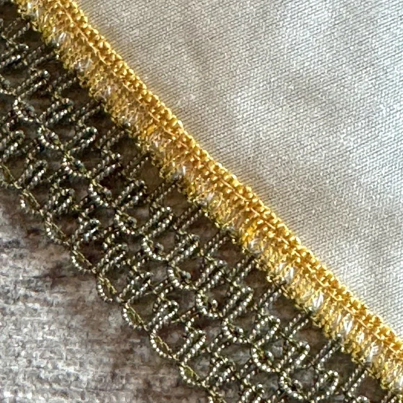 Vintage floral embroidered cream round tablecloth gold accent fringed 71.5” - Picture 4 of 9